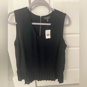 Beautiful NWT “The Limited Collection” top, size M, in navy color